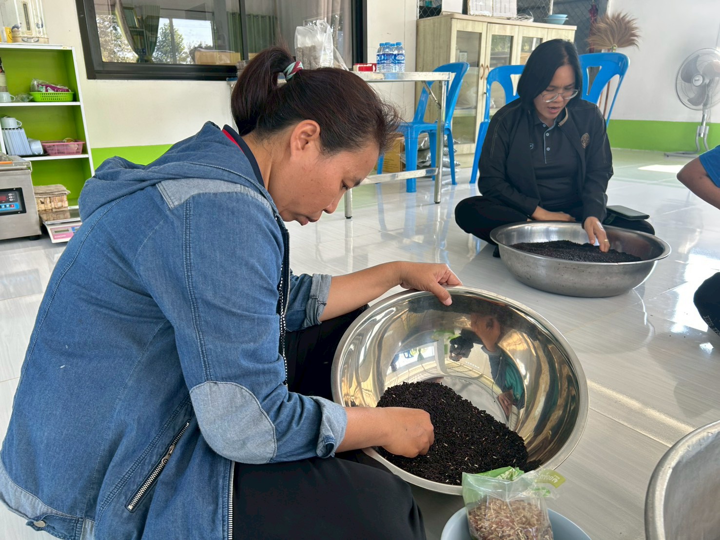 title - ส.ป.ก.ยโสธร ตรวจเยี่ยมเกษตรกรกลุ่มแปลงใหญ่สมุนไพรและเกษตรกรวิสาหกิจชุมชนแปรรูปข้าวเกษตรอินทรีย์บ้านโนนยาง ในเขตปฏิรูปที่ดิน ในพื้นที่ตำบลคำน้ำสร้าง และตำบลกำแมด อำเภอกุดชุม จังหวัดยโสธร 